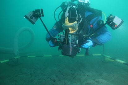 Photogrammetric survey during the underwater excavation.