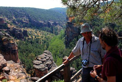 A new Spanish member joined the European Geopark Network in March of this year: the Molina de Aragón and Alto Tajo geopark in Guadalajara province. Its 4,000 square-kilometer area includes the Gallo River Gorge, the fossil forest of Aragoncillo and the pit of Alcorón. The park’s symbol is aragonite, a variety of calcite that crystallizes in hexagonal prisms and was first described thanks to samples found in Molina de Aragón. The photo shows the ravine at Molina Gorge. / www.geoparquemolina.es