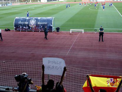 Fans protesting against Piqué at a training session in Las Rozas.