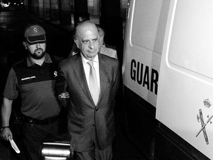 Uniter chairman Jos&eacute; Gonz&aacute;lez Mata is taken from the courthouse to jail last Tuesday night.