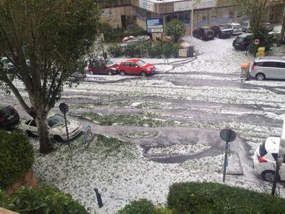 A photo of the aftermath of the hail storm, posted on Twitter by @borja_cadorniga.