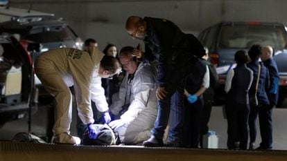 Specialists of the Guardia Civil work in the garage where the body of Maxim Kuzminov was found, in Alicante.