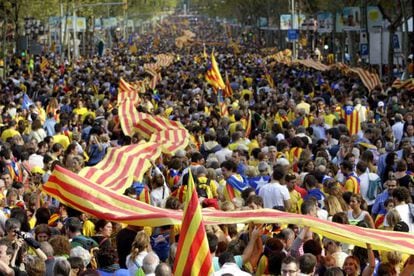 Thousands congregate along Barcelona's Passeig de Gràcia to take part in the human chain.