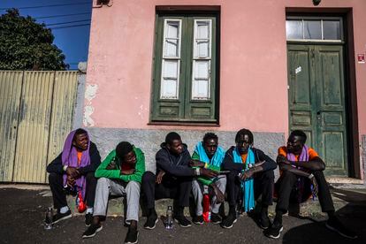 A group of migrants outside the Las Canteras center in Tenerife. 