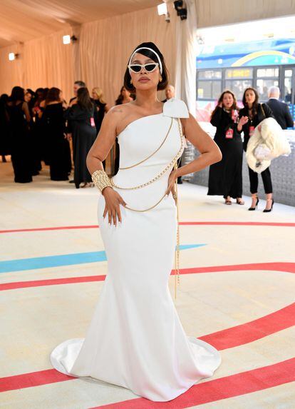 Actress and producer La la Anthony, one of the hosts of the gala, in a white dress decorated with gold chains by Sergio Hudson.