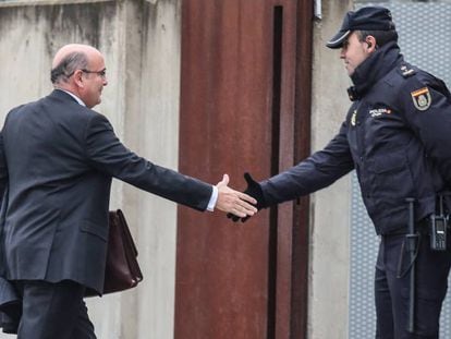 Civil Guard colonel Diego Pérez de los Cobos greets a police officer on arrival at the High Court in Madrid today.