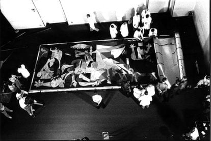 An image of Guernica on its arrival at the Reina Sofía Museum in Madrid in 1992.