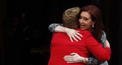 Michelle Bachelet is greeted by Argentina's Cristina Fernández during the former's visit to Buenos Aires.