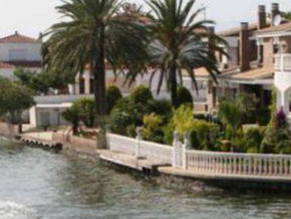 Houses with moorings in the Empuriabrava canals in the province of Girona. / PERE DURAN