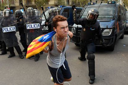 An officer hits a protester during this Saturday’s protest in Barcelona.