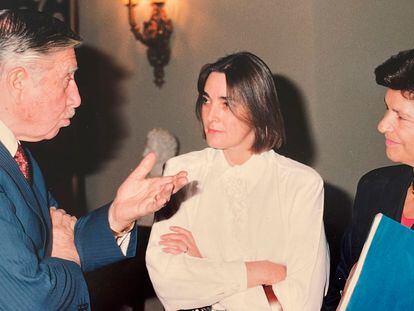 Augusto Pinochet with Elizabeth Subercaseux (center) and Raquel Correa, at La Moneda (Chile’s presidential palace) circa 1988.