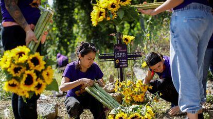 Activists and friends of Ariadna Fernanda place sunflowers at the site where her body was found, on the outskirts of Tepoztlán, this Tuesday.