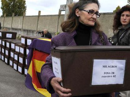 María Delgado carries a casket during the ceremony in Aranda de Duero involving the remains of one of 129 people executed by the Falange.