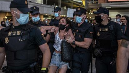 Una mujer es arrestada este sábado por la policía en Callao durante una manifestación negacionista de la pandemia.