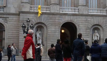 A yellow ribbon on Barcelona City Hall.