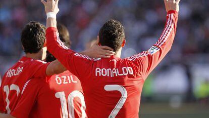 Real Madrid&#039;s Portuguese forward Cristiano Ronaldo (R) celebrates after scoring against Rayo Vallecano.