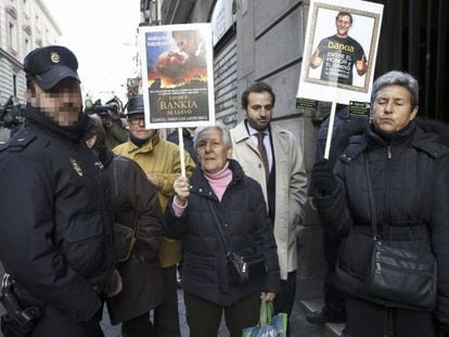 Victims of Bankia’s controversial sale of preferred shares await the arrival of former bank execs at the High Court on Monday.