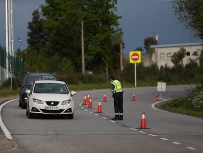 A Civil Guard officer at a traffic checkpoint.