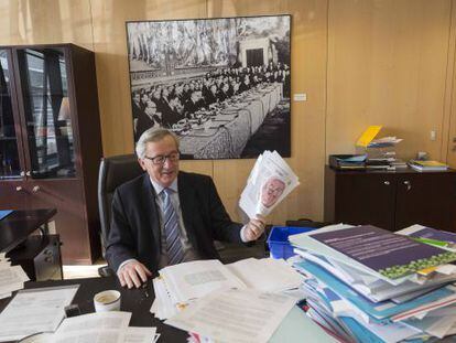 Jean-Claude Juncker holds up a copy of EL PAÍS inside his Brussels office.
