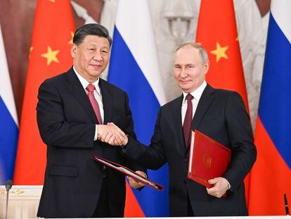Chinese President Xi Jinping and Russian President Vladimir Putin shake hands