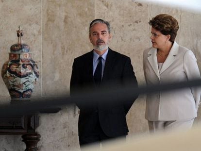 Brazilian President Dilma Rousseff (r) talks to her Foreign Minister Antonio Patriota in a file photo from 2011.