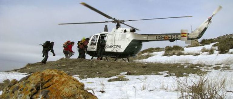 A Civil Guard rescue unit searches for a hiker in Sierra Nevada (Granada) in 2009.