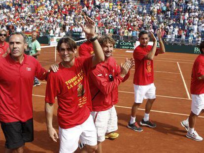 David Ferrer (with raised hand) leads the Spain team&#039;s celebrations after he secured the winning point against USA in Gij&oacute;n.