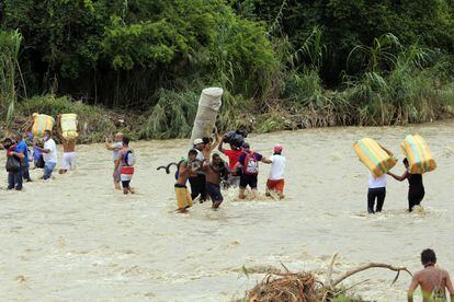 A group of Venezuelan citizens crosses the Táchira river, in an attempt to reach Cúcuta in Colombia.