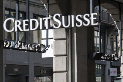 A Credit Suisse Group AG logo on a bank branch in Zurich, Switzerland, on Sunday, March 19, 2023.