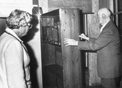 Otto Frank shows the late Queen Juliana of the Netherlands the bookcase that led to the secret annex on the 50th anniversary of Anne Frank’s birth.