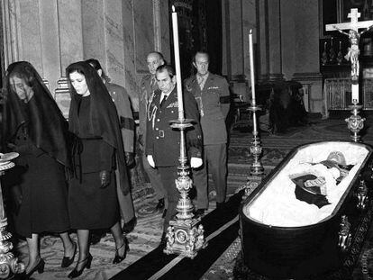Franco&#039;s widow, Carmen Polo, (far left) files past her husband&#039;s coffin in 1975.