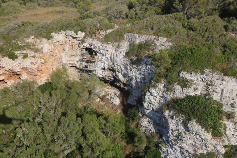 Researchers examine the Biniadrís cave in Menorca.