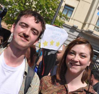 English teachers Olly and Rhiannon at the demonstration in Plaza Margaret Thatcher.
