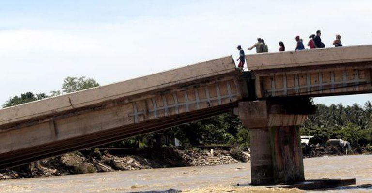 Survivors trying to cross a bridge in Coyuca de Benítez (Guerrero).