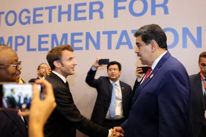 French President Emmanuel Macron shaking hands with Venezuela's Nicolás Maduro at the COP27 summit on Monday.
