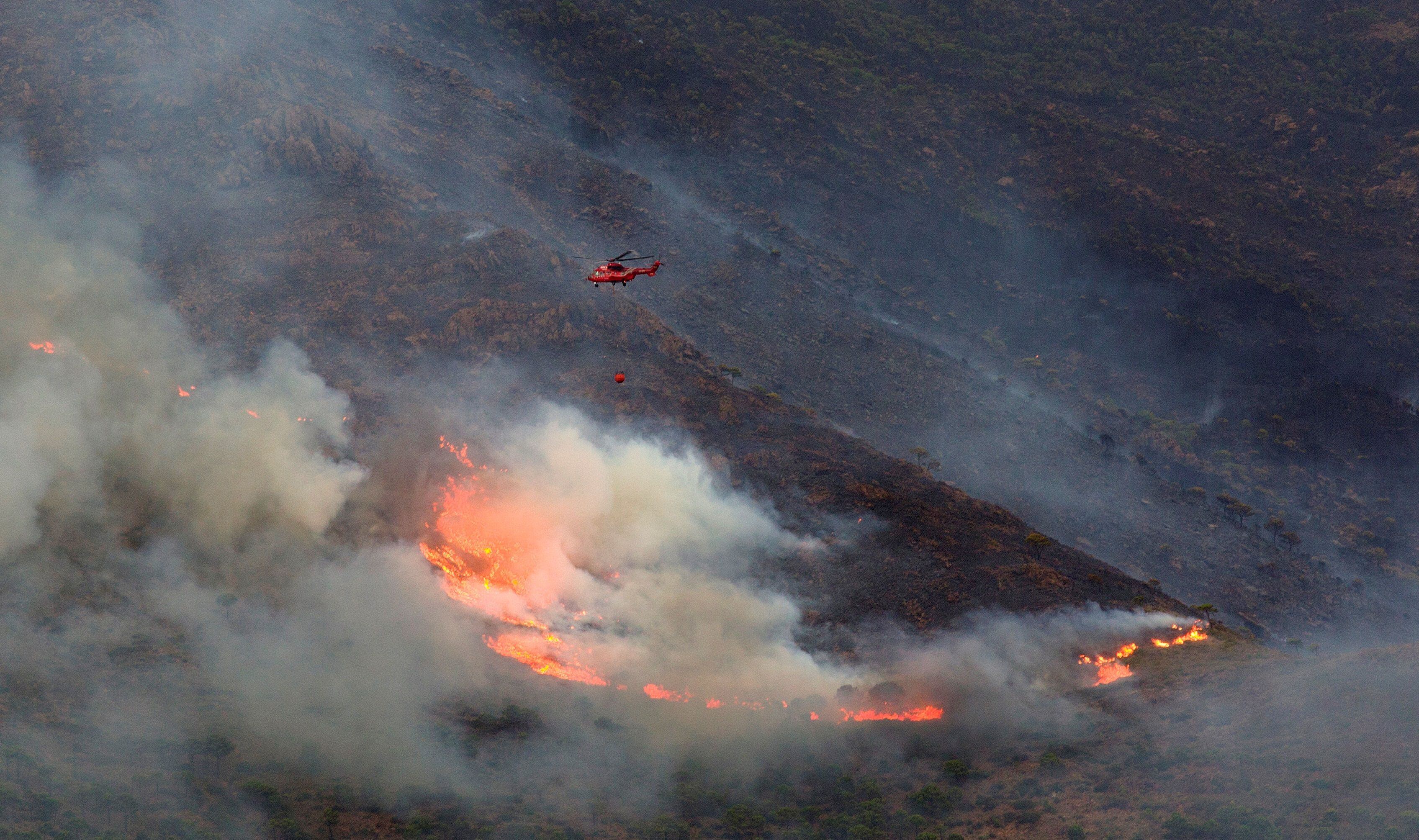 A helicopter battling the blaze in Sierra Bermeja on Monday. 