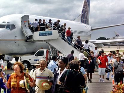 Passengers on a chartered flight from Florida arrive in Havana.