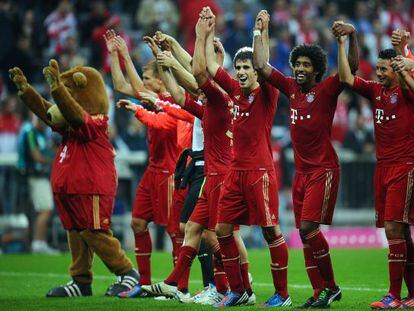 Javi Mart&iacute;nez (centre) celebrates with his Bayern Munich teammates after their 6-1 victory over Stuttgart
