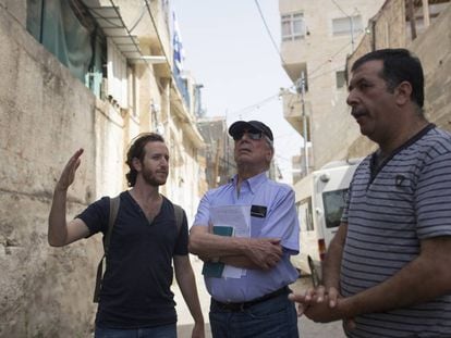 Vargas Llosa in Silwan with an Israeli activist and a local Palestinian representative.