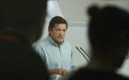 The interim chief of the PSOE, Javier Fernandez, supports abstention to let Rajoy take office.