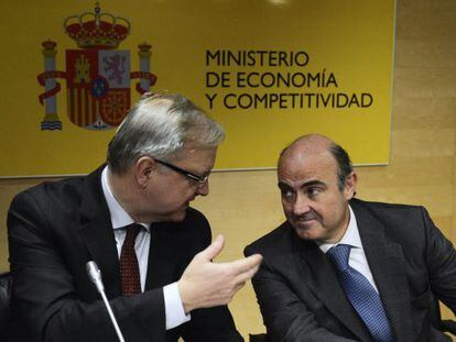 EU Economic and Monetary Affairs commissioner Olli Rehn (l) speaks to Spanish Economy Minister Luis de Guindos.