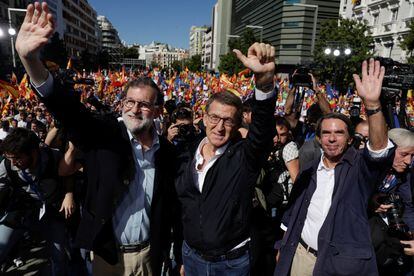 Sunday's protest against amnesty for Catalan separatists was attended by former Spanish prime minister Mariano Rajoy, Feijoó (c) and former Spanish prime minister Jose Maria Aznar.
