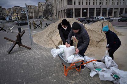 Residents of Kyiv preparing barricades at Independence Square on Monday. 
