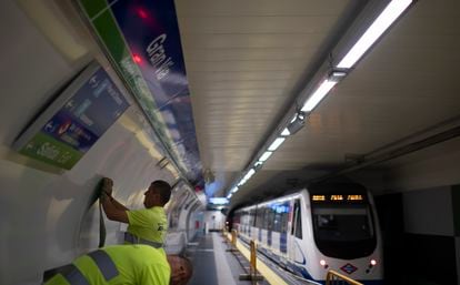 Workers putting the finishing touches on Gran Vía station on Friday.