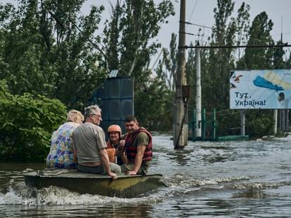 The emergency services evacuate citizens in Kherson on Wednesday.