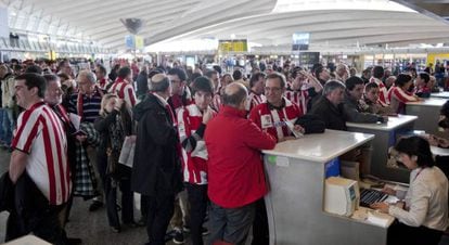 Hundreds of Athletic fans wait for their flight to Manchester at Bilbao airport this morning.