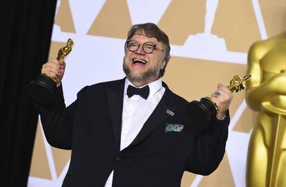 Guillermo del Toro with his two awards.
