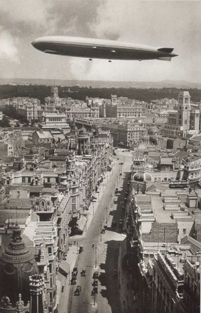 A Zeppelin floats above Gran Vía in a photo published on the Historias Matritenses blog.
