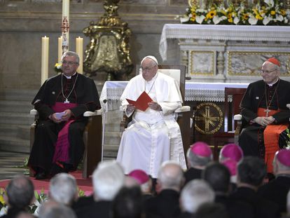 Pope Francis delivers a speech accompanied by head of the Hungarian Catholic Bishops' Conference and Diocesan Bishop of Gyor