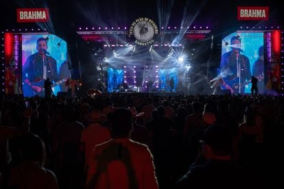 In the enclosure, there are five stages, bumper cars, a playground, shops and food stalls. Country music is the favorite of the attendees – a genre that, in recent years, has become the most-listened-to in Brazil.